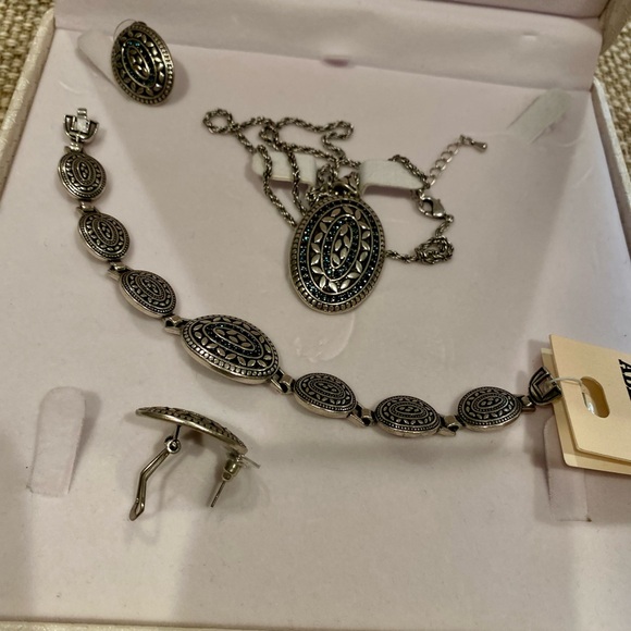 Abella Silver Necklace Elegant Jewelry set ( necklace, ring ,earrings, bracelet) - Picture 10 of 17